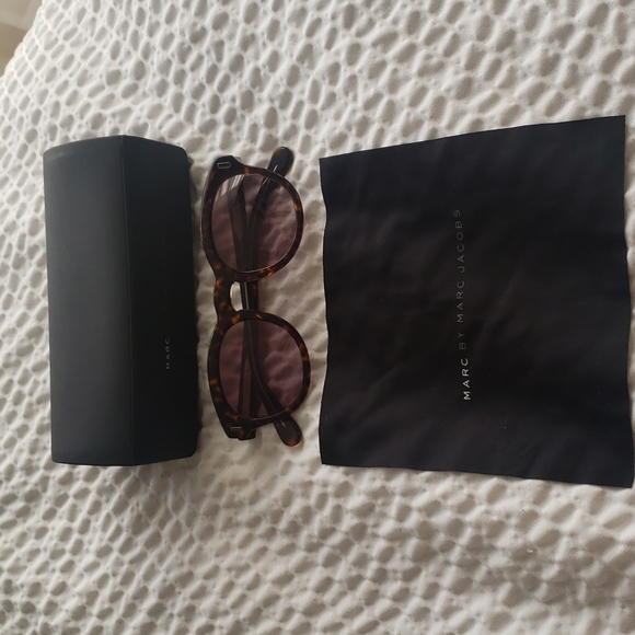 Marc Jacobs Sunglasses - Picture 3 of 14